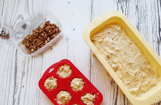 1. Этап. Кекс с орехами: 6. Выложите тесто в жаропрочную форму. Если тесто осталось, можно испечь маленькие кексики. Отправьте форму в разогретую до 190 градусов духовку и выпекайте кекс до готовности около получаса.