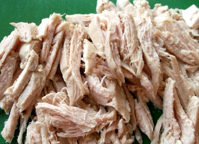 1. Этап. Салат Венецианская серенада: Отварное куриное филе нарезаем полосками.