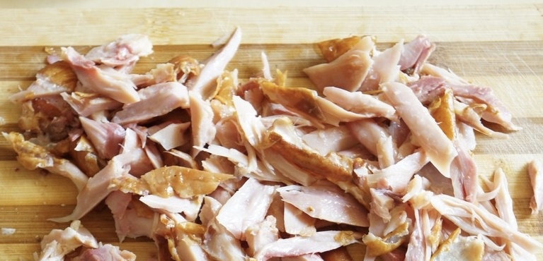 1. Этап. Паста с копченой курицей: Затем займёмся курицей. Её необходимо нарезать или 