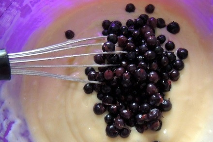 1. Этап. Капкейки на день рождения ребенка: 6. Ягоды промываем и добавляем к тесту.