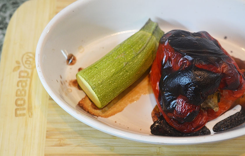 1. Этап. Овощная кесадилья с красной фасолью: 1. Перец и цукини запеките в духовке при 200 градусах. Перец должен почернеть. Положить перец в пакет на 10 минут, затем снять кожицу.