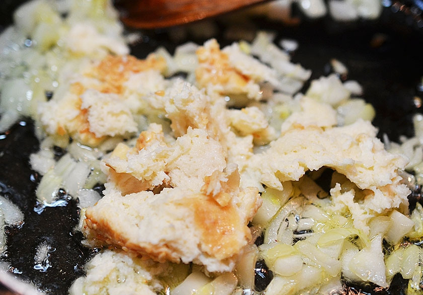 1. Этап. Чилийское чупе: Добавьте предварительно замоченный в молоке и затем отжатый хлеб. Обжарьте всё вместе.