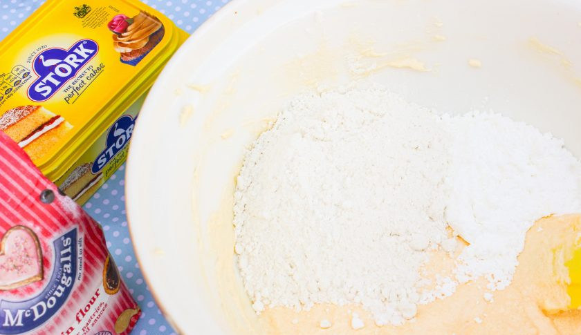 1. Этап. Торт с глазурью: 2. Просейте муку и смешайте ее с крахмалом, добавьте сыпучие ингредиенты к взбитым сливкам и желткам, затем хорошенько перемешайте и влейте Амаретто.