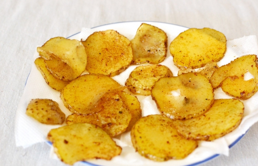 1. Этап. Рыба и чипсы: Так же выложите на бумажную салфетку.