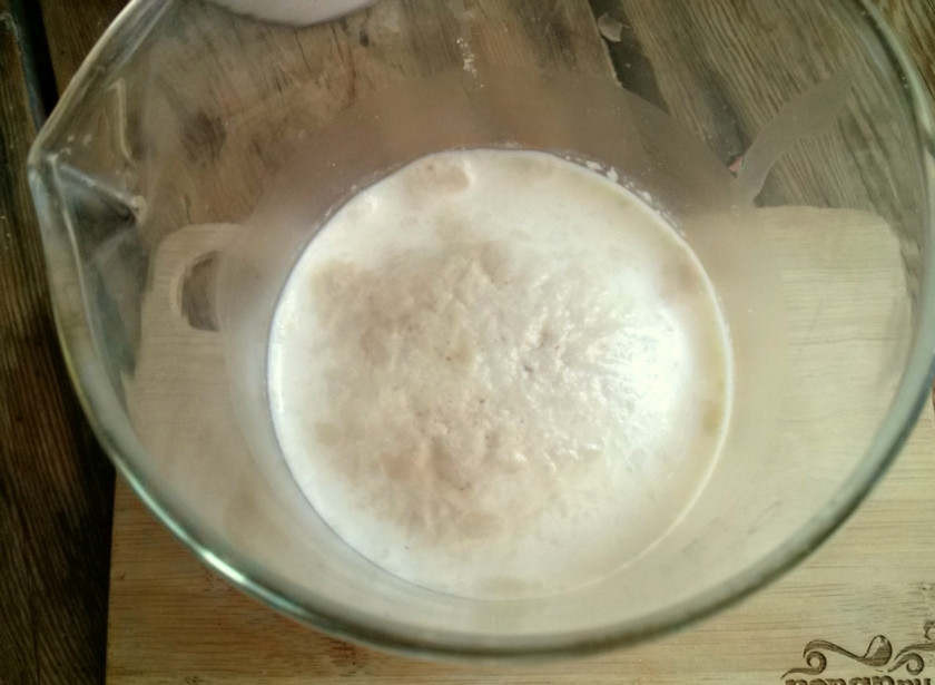 1. Этап. Оладьи на молоке с дрожжами: Дрожжи и сахар разведите в теплом молоке, отставьте в теплое место на 10 минут.