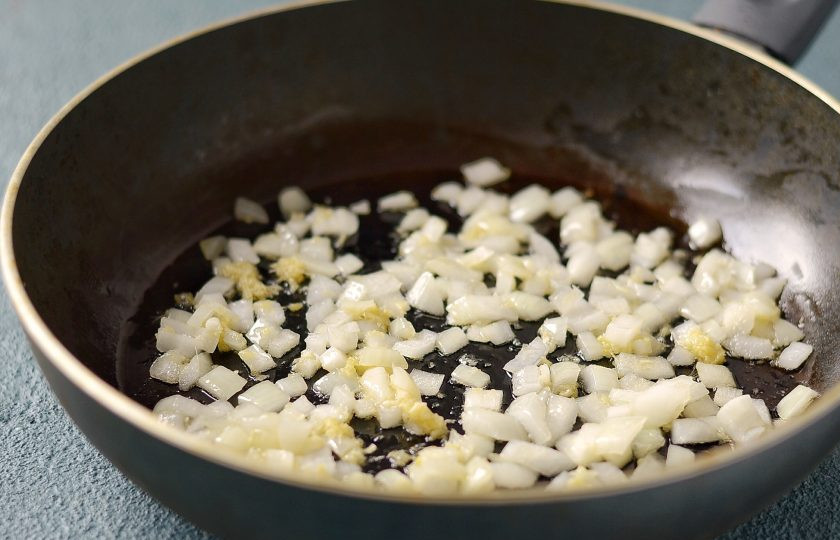 1. Этап. Соевое мясо в кисло-сладком соусе: Разогрейте сковороду с маслом на среднем огне. Обжарьте имбирь, чеснок и лук до появления аромата.