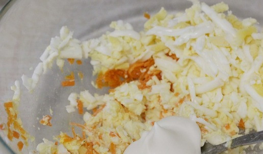 1. Этап. Рулетики с сыром и морковью: Добавить ложку майонеза.