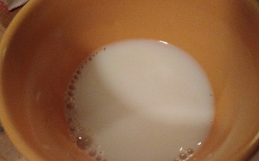 1. Этап. Омлет с крабовыми палочками для диеты Дюкана: 2. Добавляем к яйцам молоко (нежирное), начинаем взбивать.