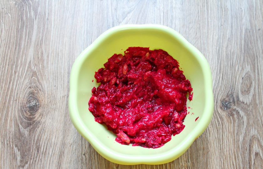 1. Этап. Настойка из кизила: Кизил переберите и вымойте, дайте воде полностью стечь, превратите в кашицу.