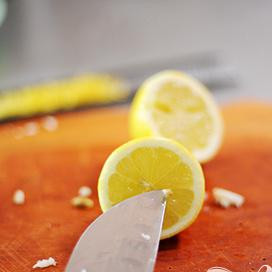 1. Этап. Запеченные макароны с лимоном: Разрезать лимон напополам и удалить семечки.