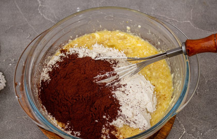 1. Этап. Шоколадно-банановый пирог Брауни: Добавьте какао-порошок, муку, разрыхлитель и соль. Перемешайте венчиком или миксером в однородное, гладкое тесто, без комочков муки.