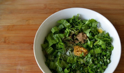 1. Этап. Салат Максимум пользы в одной тарелке: Добавляем в салат соль, смесь перцев, горчицу с зёрнами, растительное масло, аккуратно перемешиваем.