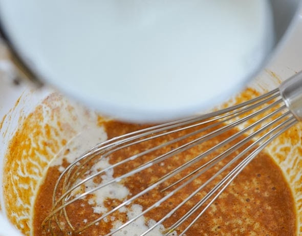 1. Этап. Крем-брюле: Отдельно смешайте тыквенное пюре (смолотая блендером отваренная или запеченная тыква), специи, коричневый сахар, яичные желтки, хорошо перемешайте.