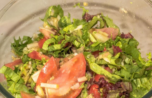 1. Этап. Салат Лолло росса: Заправьте салат оливковым маслом, соевым соусом и соком лайма, все перемешайте (не солите, так как соевый соус соленый сам по себе).