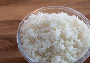 1. Этап. Тефтели с капустой в духовке: Рис отварить до полуготовности.