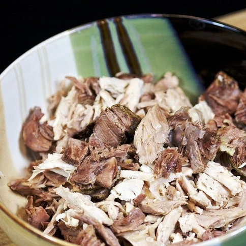 1. Этап. Студень: Снимаем кастрюлю с огня. Извлекаем из бульона мясо, даем слегка остыть, после чего отделяем мясо от костей и хрящей.