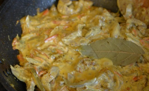 1. Этап. Азу из индейки в сметанном соусе: В конце пробуем на соль, перец. Вкус блюда зависит от вкуса огурцов. Я балансирую вкус с помощью соевого соуса. Добавляем лавровый лист, перемешиваем. Если азу покажется вам слишком густым, добавляем воду или бульон. Перемешиваем и доводим до готовности 5 минут на среднем огне.