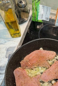 1. Этап. Шницель в сливочном соусе: Добавить мясо. Жарить на сильном огне до появления легкого золотистого цвета с двух сторон