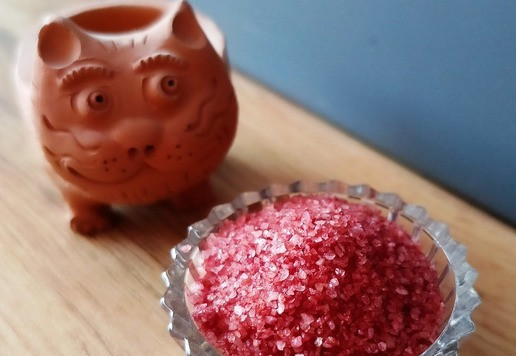 1. Этап. Винная соль: Теперь соль нужно высушить. На фото видно, что соль просто плавает в вине, я боялась, что соль растворится. Поэтому соль выбирайте качественную. Я купила морскую соль на развес в Ашане. Какое там качество не знаю, но кристаллы соли не растаяли. :)) Поставить миску с солью и вином в микроволновку на 2-3 минуты при полной мощности (у меня 700 вт). Перемешать и снова включить на 2-3 минуты. Таким образом высушить соль, каждый раз перемешивая, чтобы не было комков. Я досушивала соль в сушилке. Для уверенности. Когда вино практически испарилось и соль стала почти сухой, я её рассыпала на пергамент и досушила в сушилке при температуре 70 градусов.