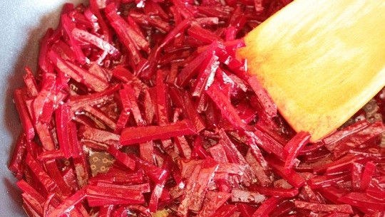 1. Этап. Борщ с курицей и свеклой: 7. Очистите и нарежьте свеклу. Выложите на сковороду и обжарьте до мягкости.