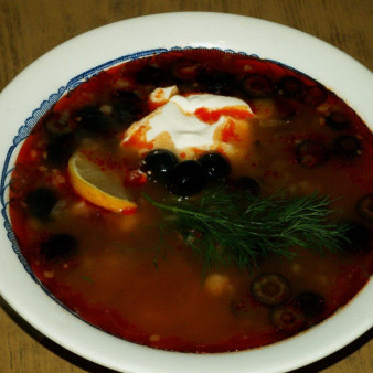 Солянка с копчеными ребрышками