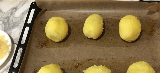 1. Этап. Гарнир из картофеля Грязный картофель: Противень застелите пергаментом. Места куда будете выкладывать картофель смажьте получившейся смесью масла и специй. Выложите картошку.