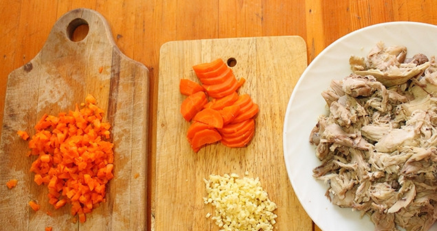 1. Этап. Куриный холодец в мультиварке редмонд: Курицу измельчите на мелкие кусочки, морковку порежьте кольцами или четвертинками (можно и кубиками). Чеснок измельчите мелко.