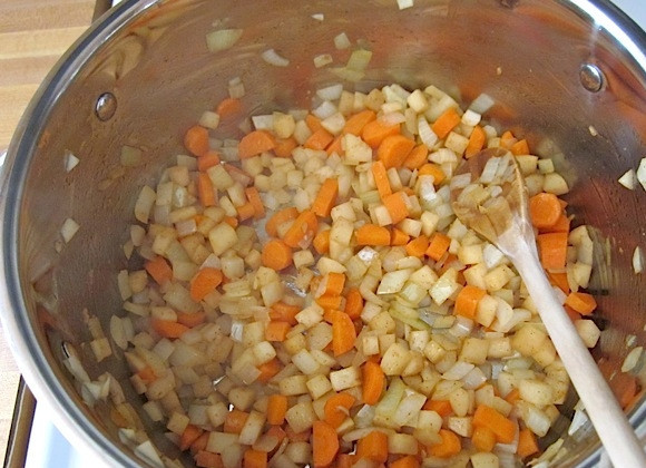 1. Этап. Салат из чечевицы с горчицей: 3. Перемешайте все ингредиенты и обжаривайте около 5-7 минут.