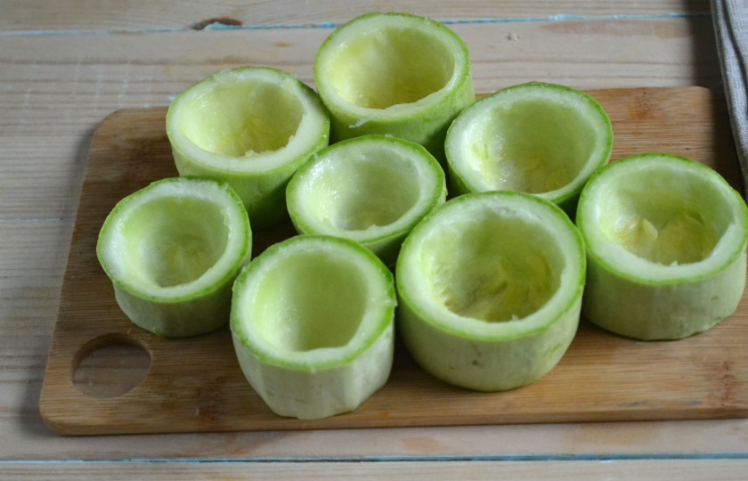 1. Этап. Фаршированные кабачки в духовке: Кабачок порежьте на кружочки толщиной примерно 4-5 см. В каждом кружочке выньте серединку, оставив дно. Стенки должны быть толщиной около сантиметра.