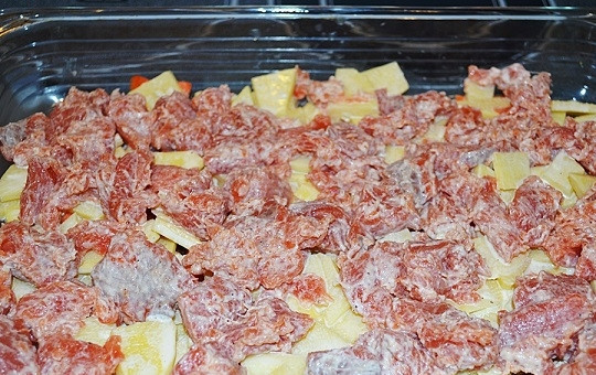 1. Этап. Красная рыба с овощами в духовке: 6. После — слой рыбки.