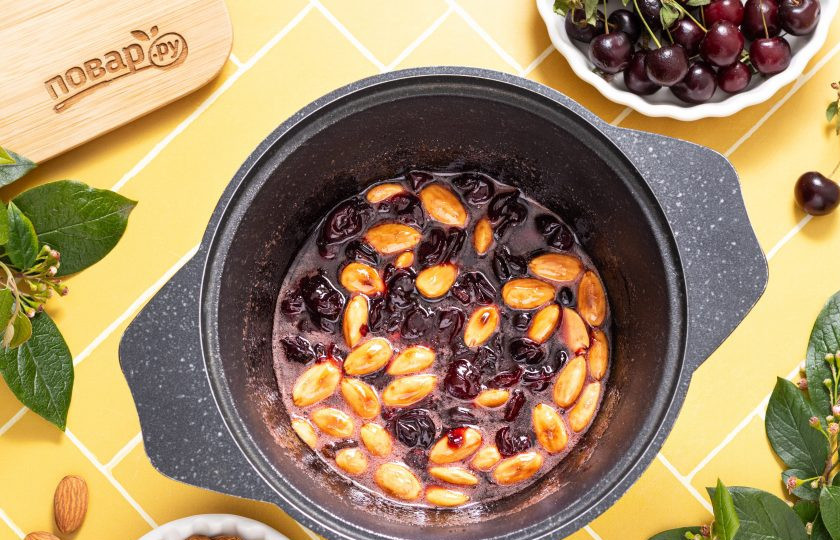 1. Этап. Варенье из вишни с миндалем: Затем добавьте вишню обратно в кастрюлю и варите еще 5 минут.