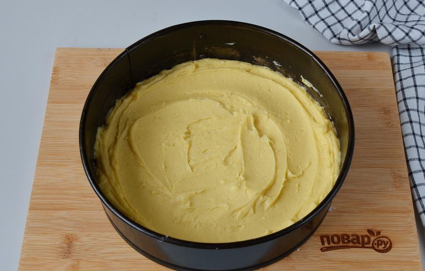 1. Этап. Пирог с клюквой и штрейзельной крошкой: Включите духовку прогреваться. Форму для пирога застелите пергаментом. Распределите тесто тыльной стороной ложки, формируя небольшие бортики.