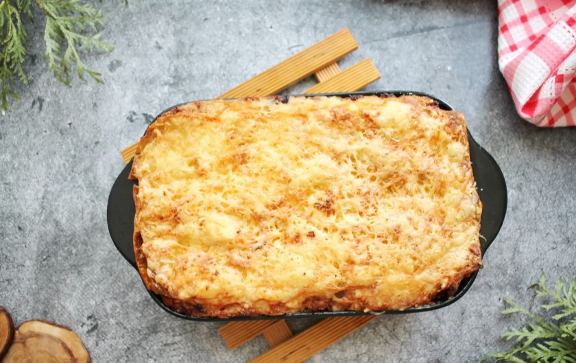 1. Этап. Мясная лазанья с грибами и соусом Бешамель: Форму с лазаньей поставьте в горячую духовку и запекайте при температуре 180 градусов в течение 40-45 минут до готовности. Готовую лазанью достаньте, разрежьте и сразу подавайте к столу.