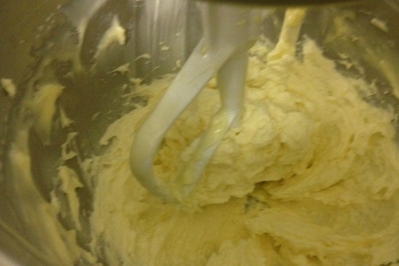 1. Этап. Пирог Зебра со сметаной: 4. Тем временем сделаем крем: смешаем оставшуюся сметану и сгущенку, этим кремом смажем коржи, накладывая их друг на друга.