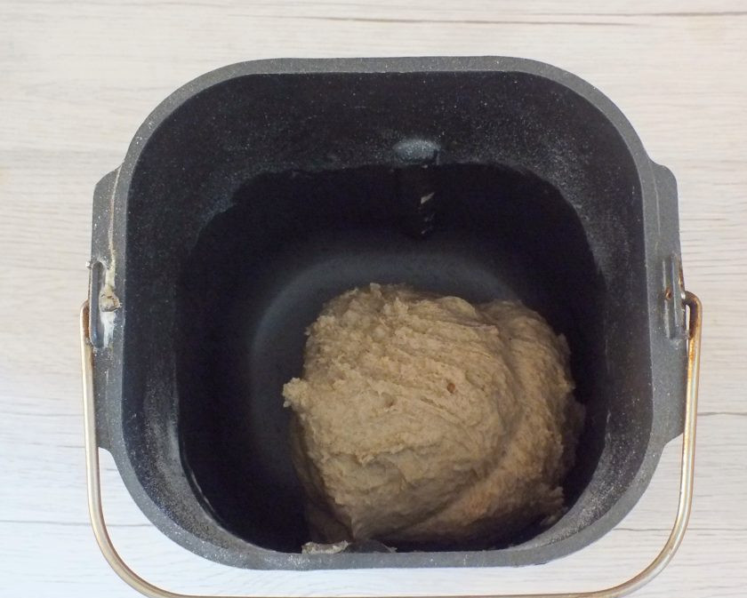 1. Этап. Хлеб на квасе в хлебопечке: Не закрывая крышку хлебопечки, наблюдайте за замесом. Тесто должно получится липким, но не мажущим. Как только оно собралось в комок, закройте крышку хлебопечки и дождитесь окончания процесса.