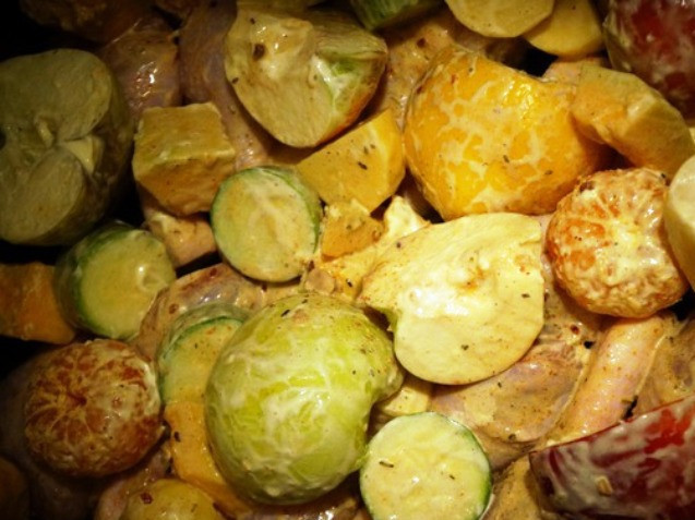 1. Этап. Курица с овощами и фруктами: Курицу выложите в форму для запекания. Порезанные ингредиенты смешайте с куриным маринадом и ложкой майонеза. Выложите поверх мяса. Разогрейте духовку до 200 градусов, и запекайте блюдо в течение 45 минут.