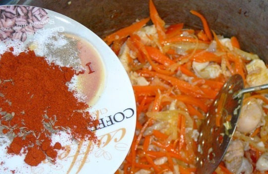 1. Этап. Каша рисовая со свининой: Теперь пришла очередь придать изысканный вкус нашему блюду. Для этого возьмите маленькую пиалу, смешайте в ней соль и специи. Бросьте их в казанок, тщательно перемешайте все ингредиенты. Аромат будет исходить от блюда просто потрясающий.