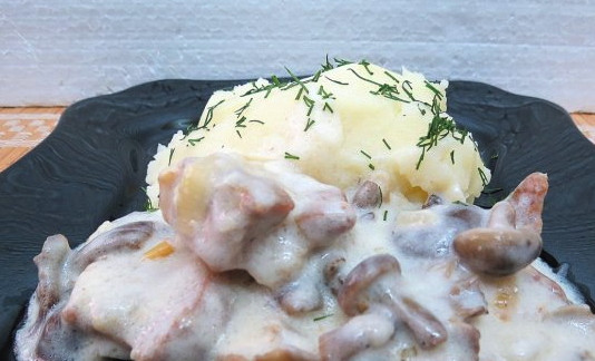 1. Этап. Опята со свининой: Накрываем блюдо крышкой и тушим еще 5-7 минут. Затем подаем к столу с отварным картофелем или пюре.