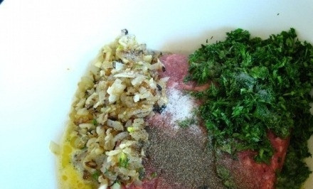 1. Этап. Тефтели под соусом Бешамель: Лук с чесноком измельчите. Обжарьте их в растительном масле и добавьте к фаршу. Туда же добавьте нарубленную зелень, перец и соль. Перемешайте массу.