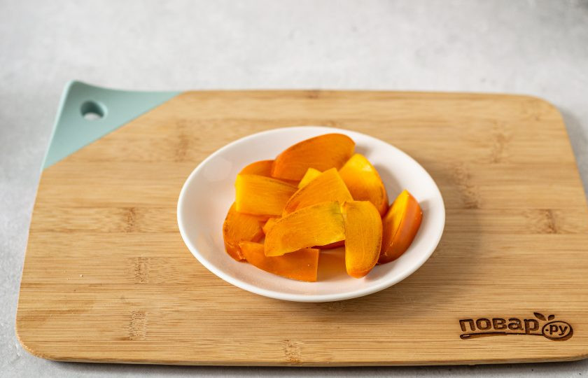 1. Этап. Салат с хурмой и шпинатом: Хурму помойте, нарежьте дольками.