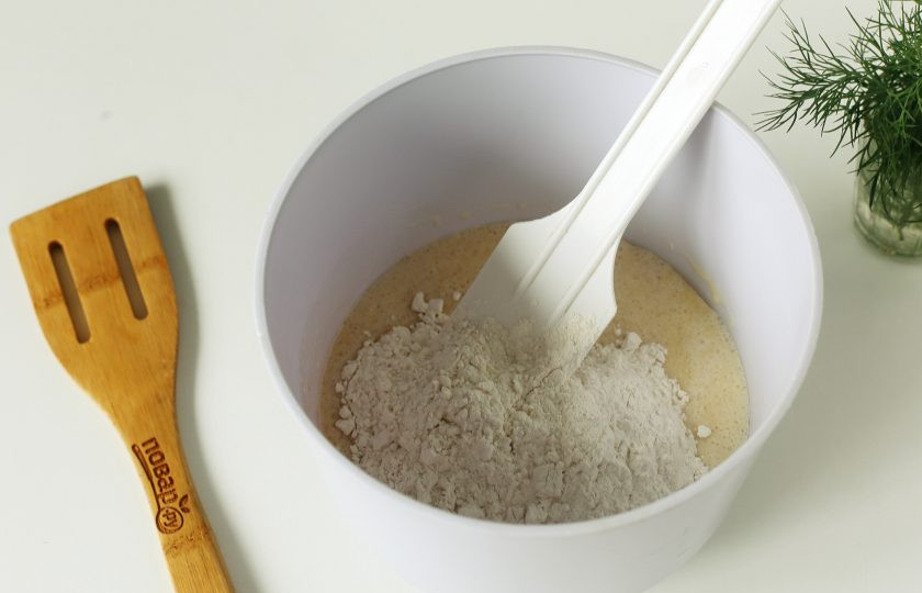 1. Этап. Чесночные пампушки на кефире: Все перемешайте и частями введите муку.