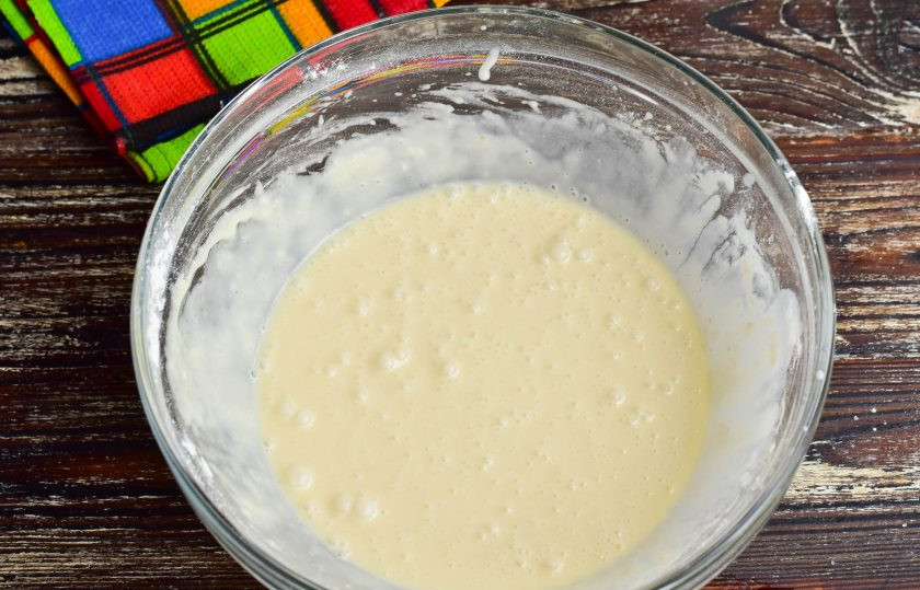 1. Этап. Блины Неженка: Хорошо перемешайте тесто. В нем не должно быть комочков. Если необходимо, тогда влейте немного теплой воды, чтобы оно было более редким.