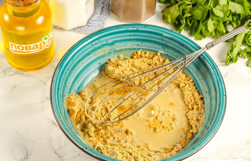 1. Этап. Ядрёная горчица: Перемешайте все сухие составляющие между собой. Вскипятите воду в чайнике и влейте ее в емкость по частям, сразу же замешивая горчицу венчиком или вилкой.