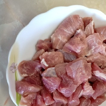 1. Этап. Подлива мясная: Мясо промыть под проточной водой и нарезать средними кусочками.