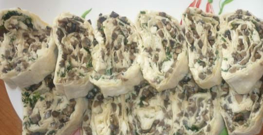 1. Этап. Лаваш с шампиньонами и сыром: 9. Готовый и пропитанный рулет нарезаю кусочками (у меня по 1 сантиметру) и подаю к столу.