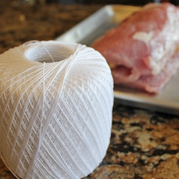 1. Этап. Фаршированная корейка: 11. Далее нам понадобится кулинарная нить.