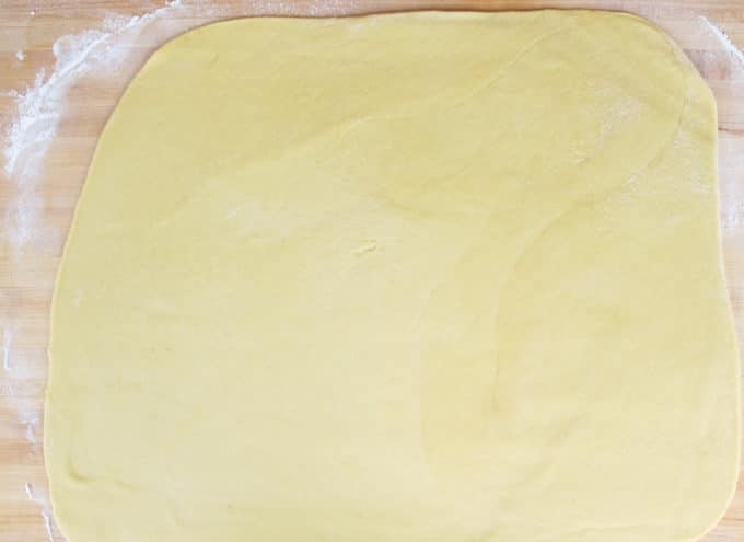 1. Этап. Бабка с корицей: 7. Затем готовое тесто раскатайте в пласт прямоугольной формы.