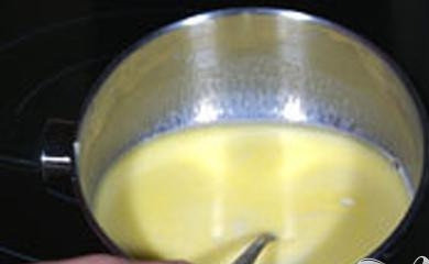 1. Этап. Багеты с зеленью: 1. Для багетов готовим тесто по старым рецептам. В первую очередь немного сливочного масла растопим в горячей воде. Добавляем сюда сахар и соль. Переливаем все в контейнер хлебопеки.