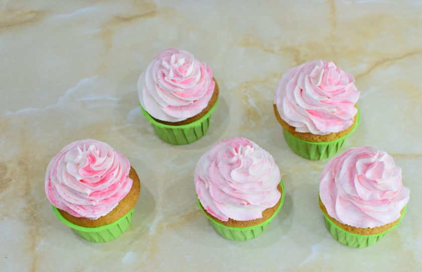 1. Этап. Ванильные кексы с кремом: Украсьте кексы кремом с помощью кондитерского мешка с насадкой. Поставьте их в холодильник, чтобы крем застыл.