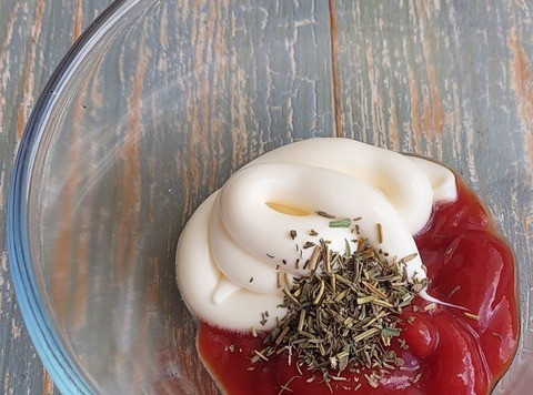 1. Этап. Двойной мясной бургер с карамелизированным луком: В емкости соединить майонез, кетчуп и прованские травы, перемешать.